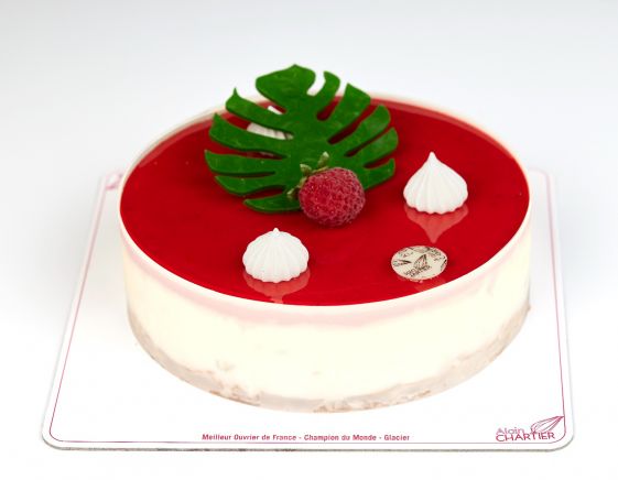 Le fraisier glacé, un délicieux gâteau glacé qui saura ravir vos convives et vos papilles. Alain CHARTIER, artisan glacier à Vannes. 